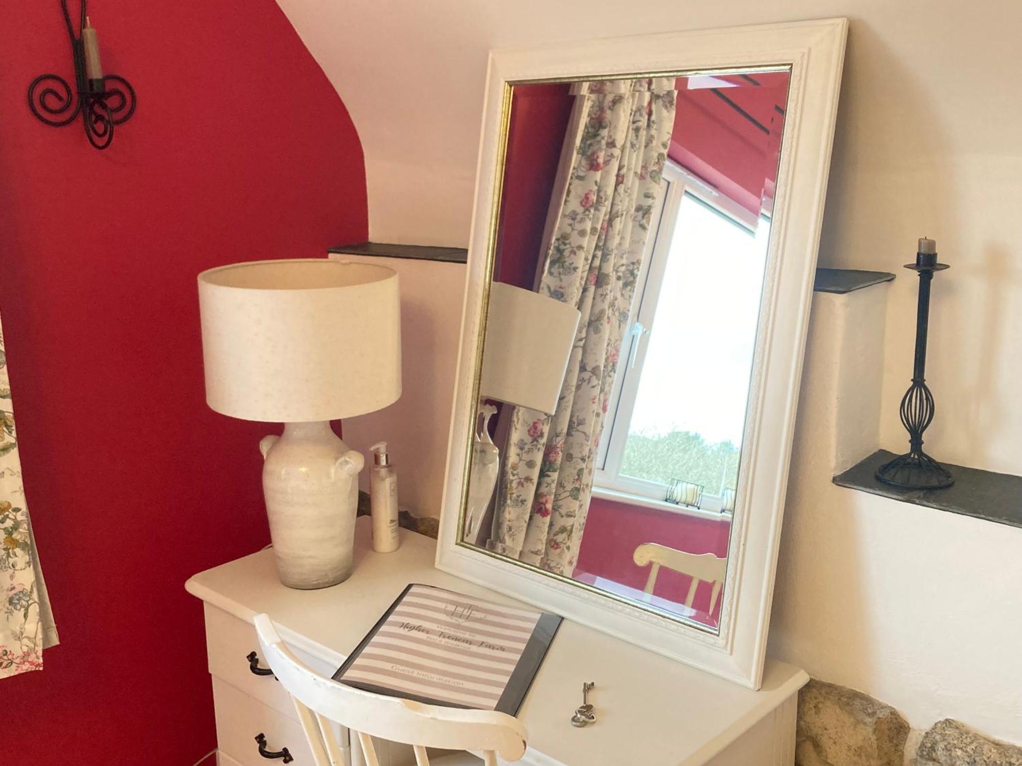 Higher Trenear Farm B&B Хелстън Стая снимка
